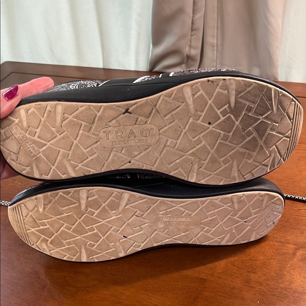 TRAQ BY Alegria Men's Black and White Patterned Sneakers - Picture 9 of 10